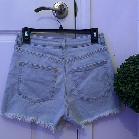 Cute H&M jean shorts😍💙 - Picture 2 of 3